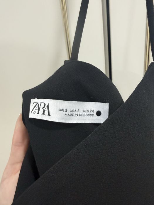 елегантна черна рокля