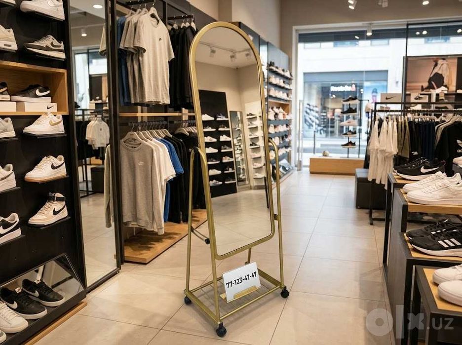 Напольное зеркало в черной металлической раме
