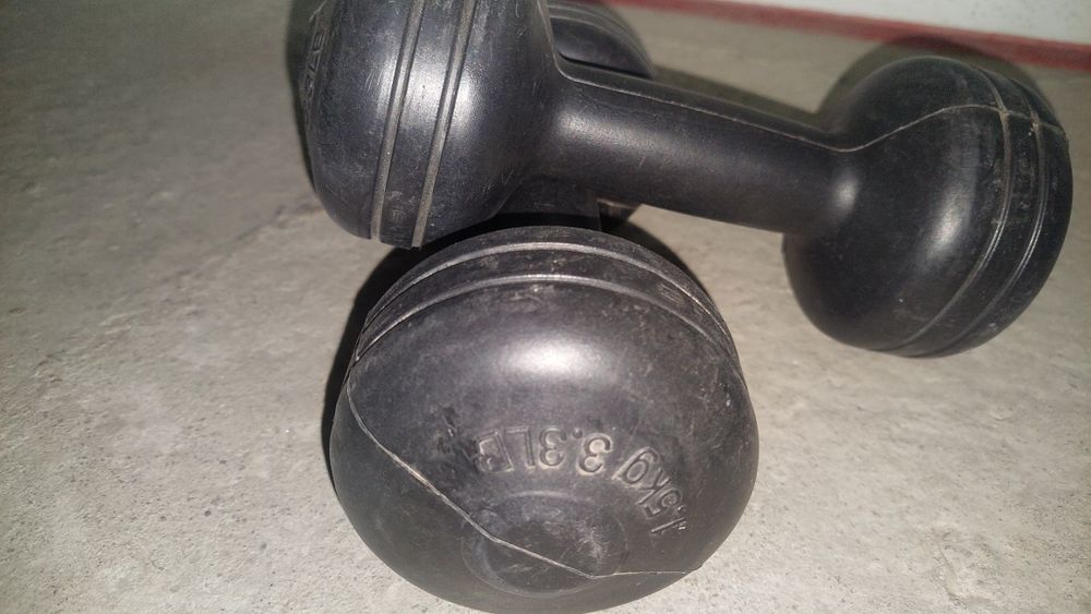 Продавам ктъгла гира 6кг  гирички 1×3кг.2×1.5 кг