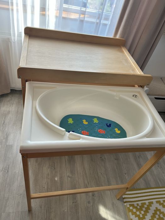 Masa de infasat din lemn cu cadita