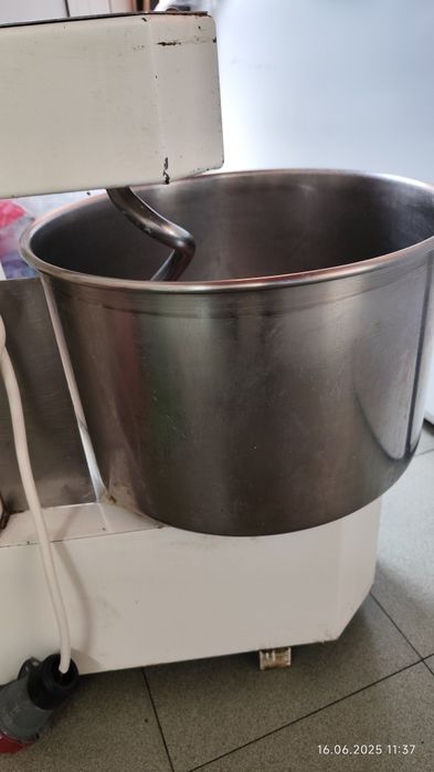 Тестомесачка,с трифазен ток,25 л
Работи без проблемно