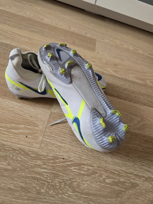 Ghete fotbal Nike Phantom 37.5