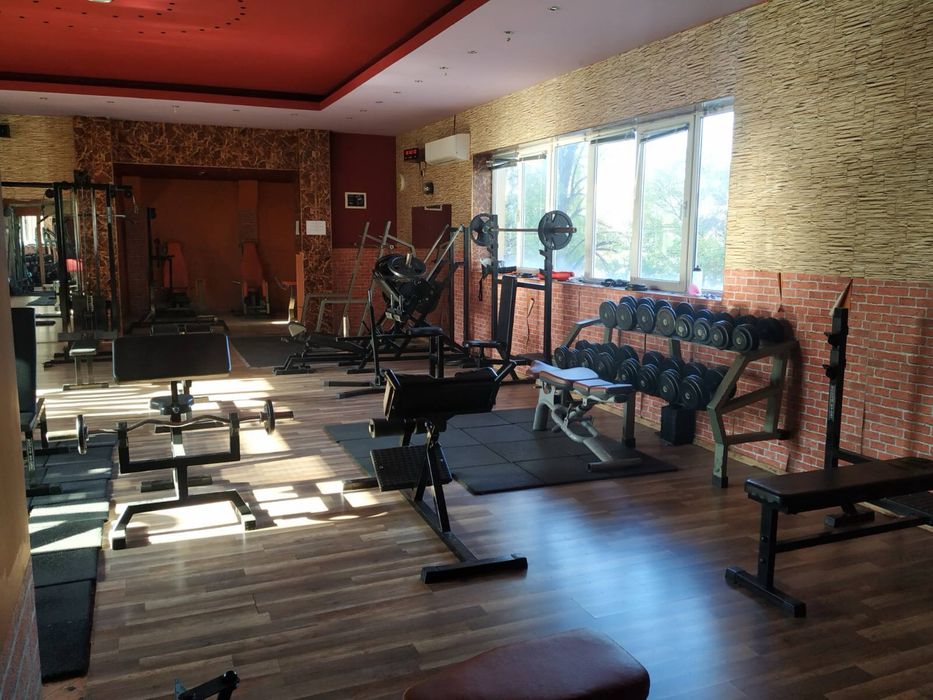 Продавам Фитнес / Бизнес + оборудване/