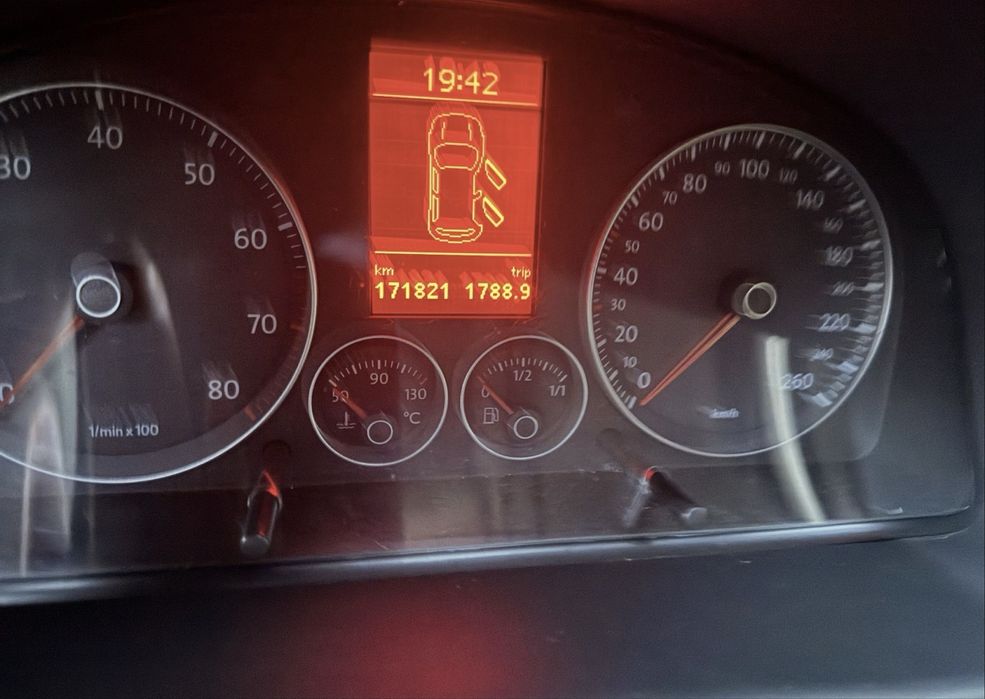 Vând volkswagen turan 2010
