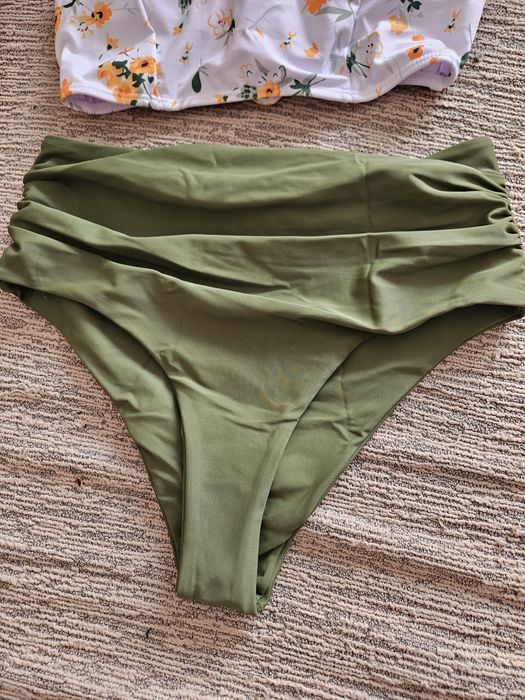 Costum de baie nou