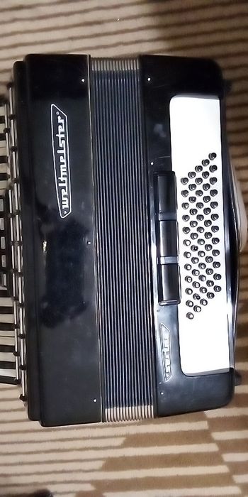 Продавам акордеон