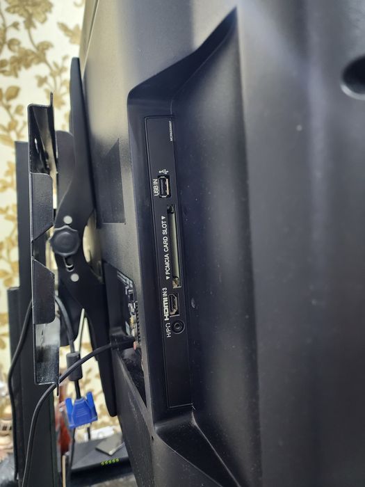 Телевизор LG 32 + стойка 100$