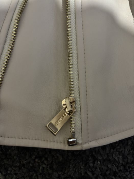 Ново кожено якенцe GUESS