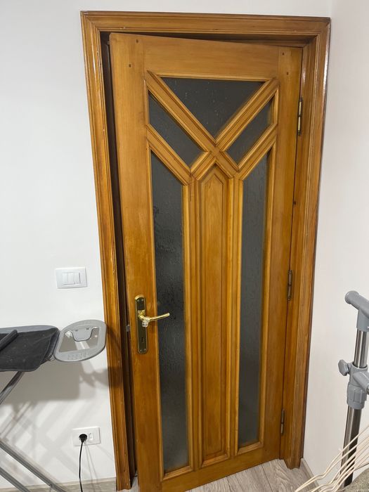 Uși interior ,lemn masiv în stare foarte bună !9 bucăți