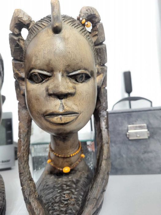 Busturi africane sculptate manual, statueta africana, arta africana