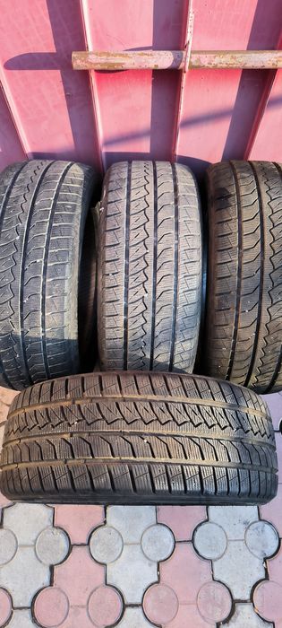 Продам зимнюю резину 215/50 R17