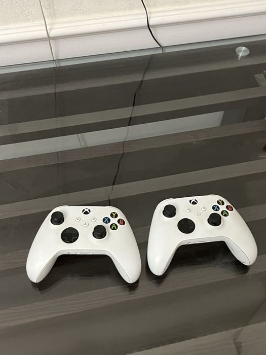 Xbox series s б/у 1 год