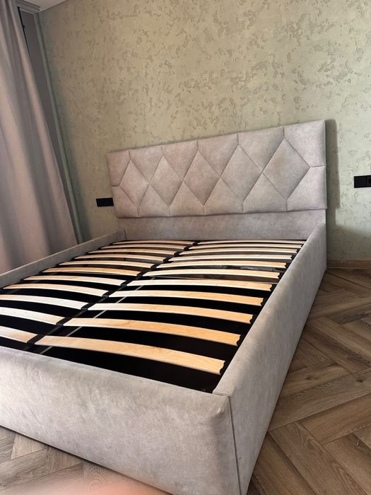 Продам кровать с мягким изголовьем 180|*200