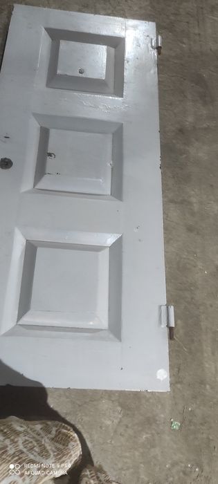 Продам входную железную дверь с замком