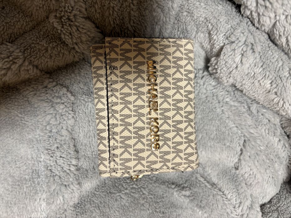 Маркови портмонета Michael Kors и Louis Vuitton