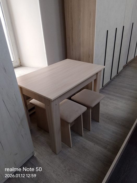 Стол с мягкими табуретками