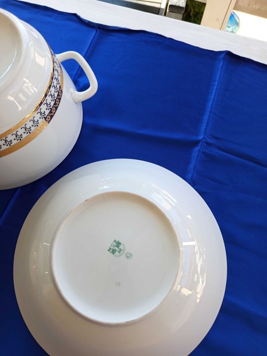 Красив Порцеланов Супник с купи