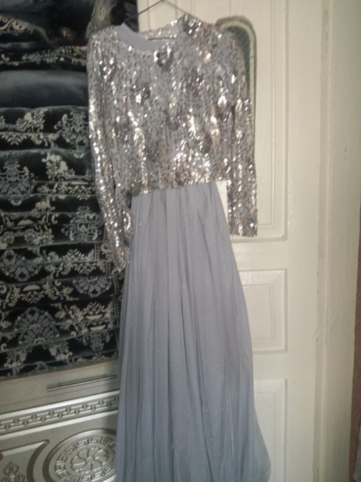 48 oʻlchamda oqshom koʻylagini sotladi