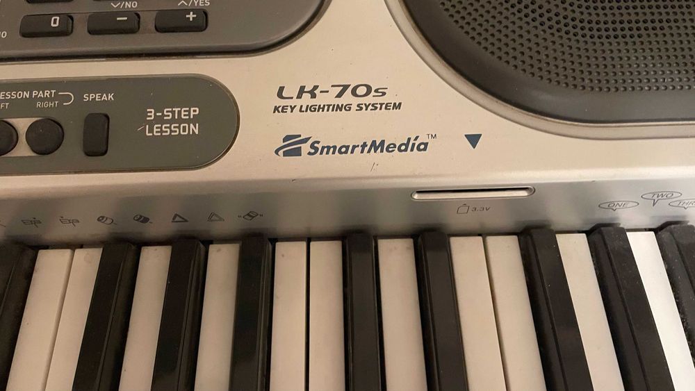 Продавам синтезатор, йоника, ел. пиано Casio LK-70s