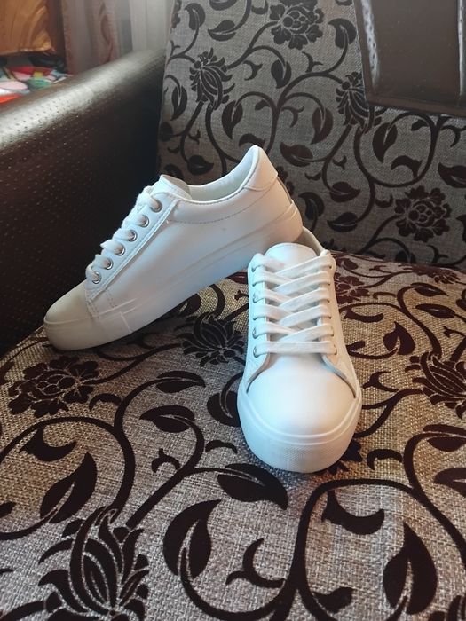 Продам красовки за 4000