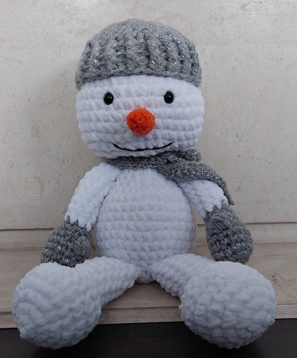 Плюшено мече и снежен човек