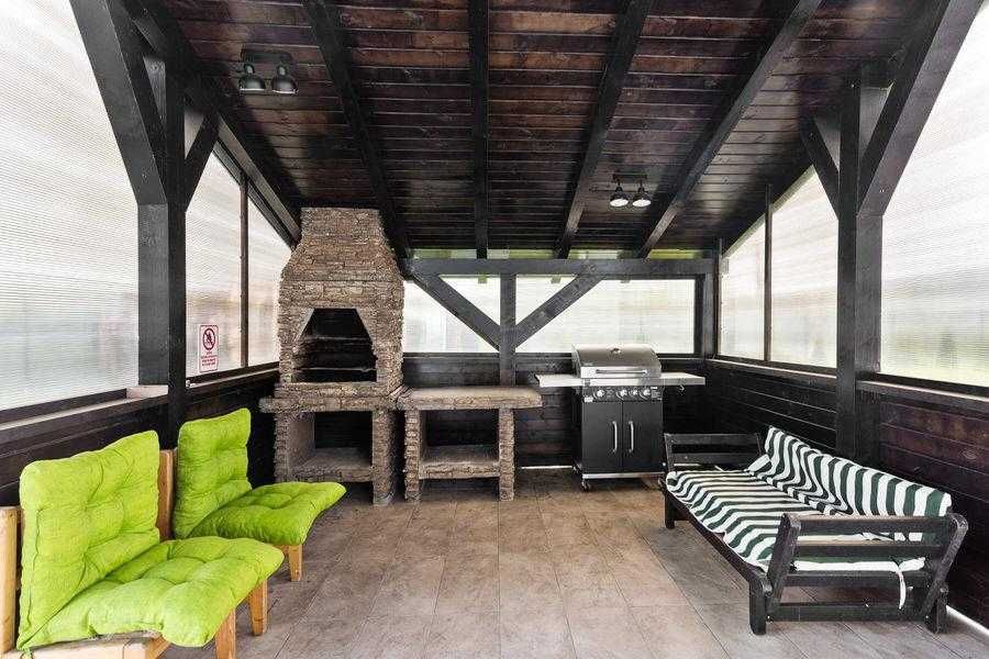 Casă spectaculoasă cu teren de sport și curte mare în Tărlungeni