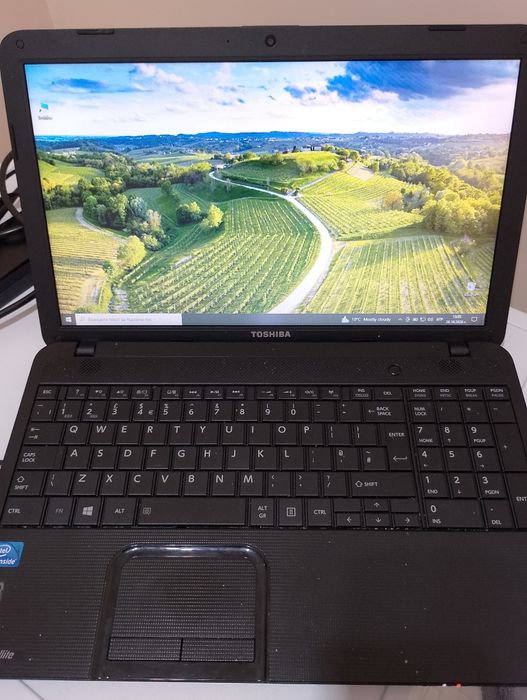 Продавам лаптоп Toshiba Windows 10pro