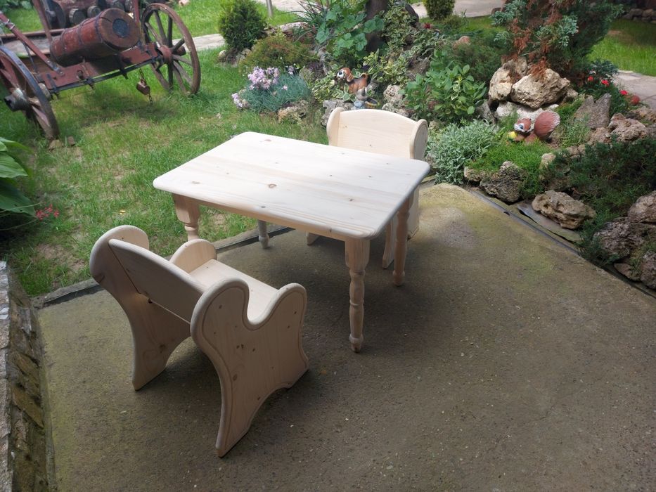 Детска маса със столче,етажерка