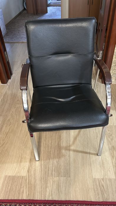 Офисные стулья для клиентов и сотрудников