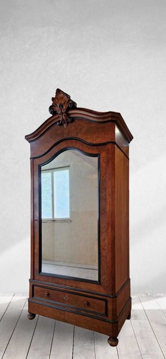 Викториански гардероб от орех с голяма огледална врата и орнамент