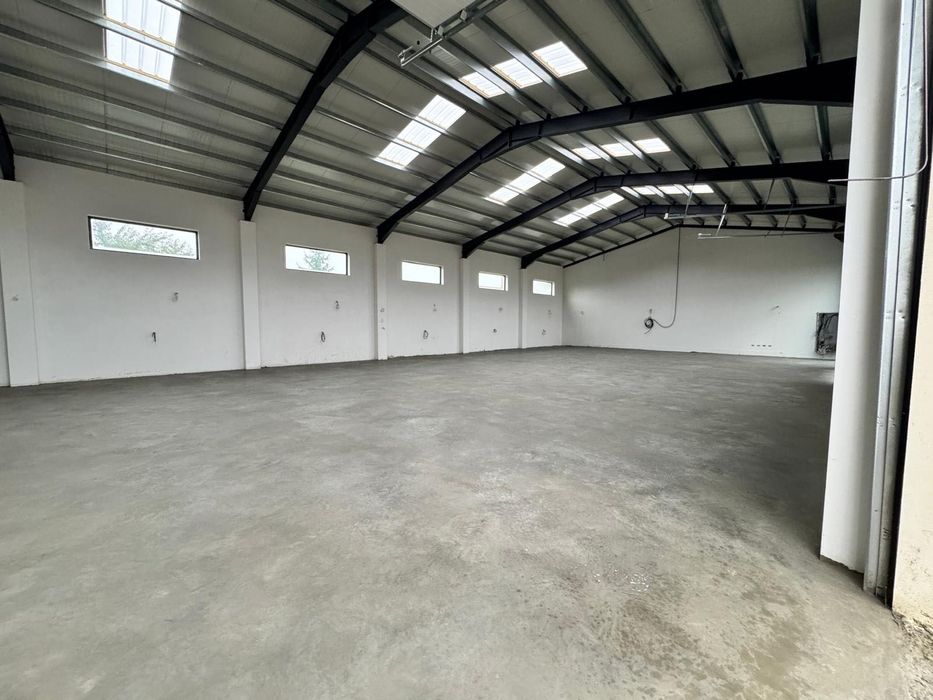 De închiriat 3 spații de 200 m2 și hală de 450m2
În Rădăuți