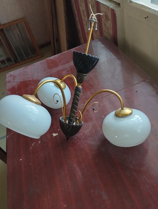 Продаю трёх роковую люстру