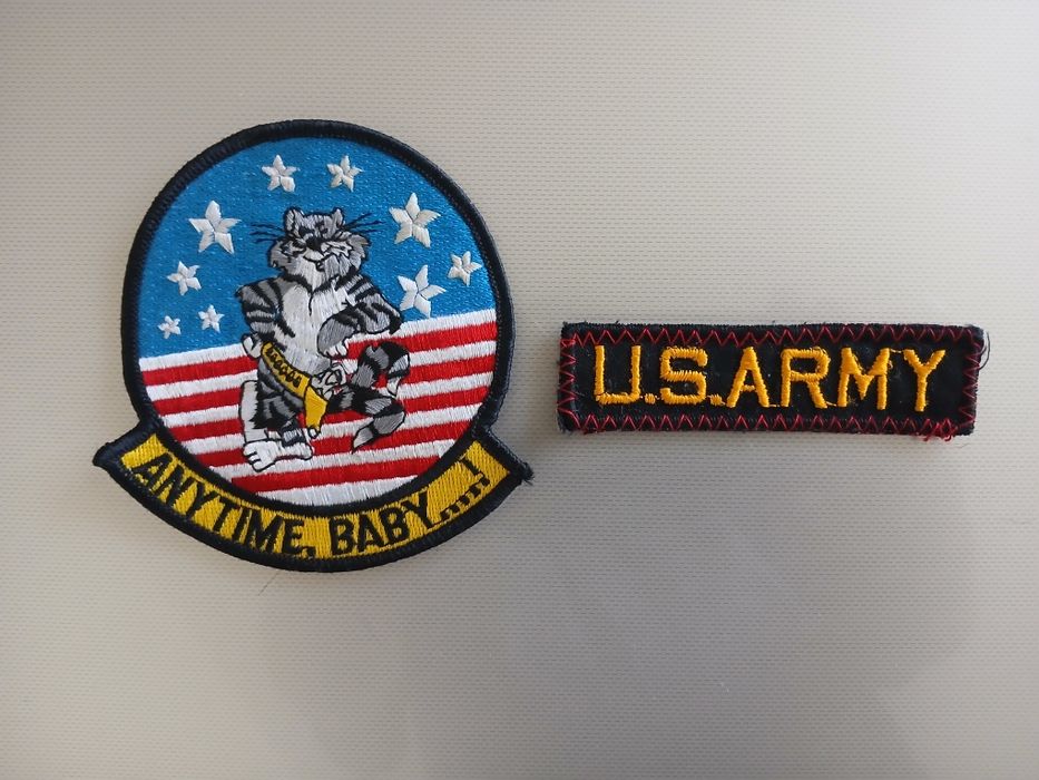 Două embleme textile brodate (patch-uri) cu specific militar:Emblema „Anytime, Baby!” (F-14 Tomcat)