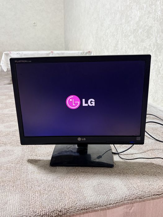 LG Flatron E1948 monitor sotiladi