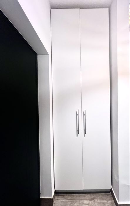 Dulap de hol cu rafturi si zona de umerase