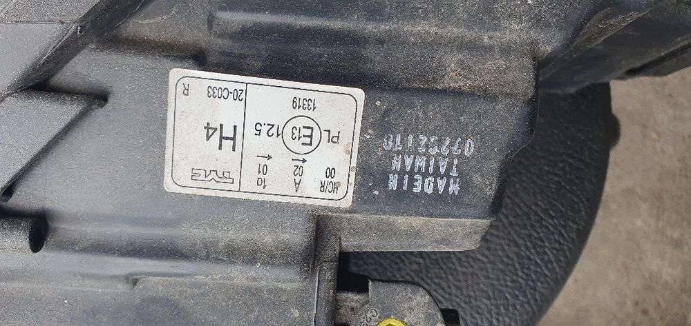 Far stânga și dreapta față Volkswagen Polo An 2012