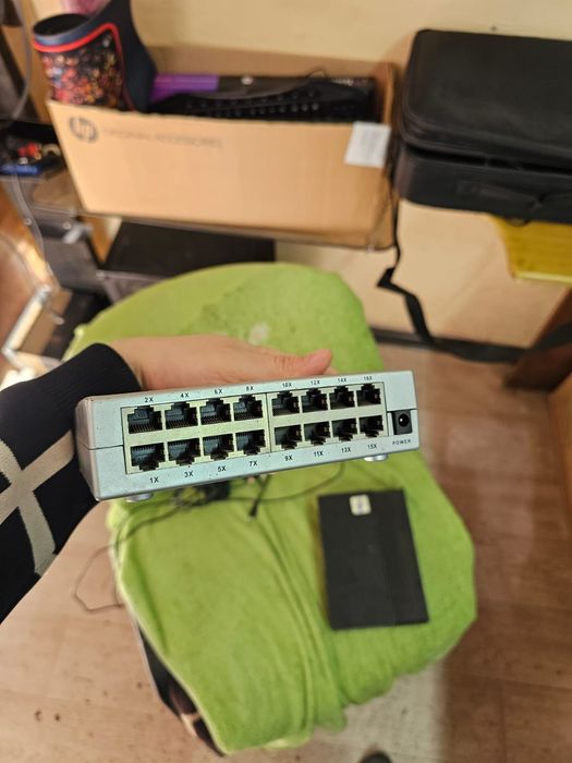 Продам роутер ксиоми и 2 свича