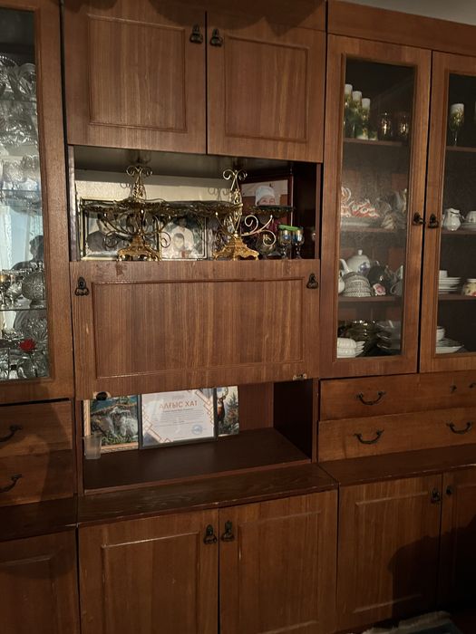 Стенка из натурального дерева