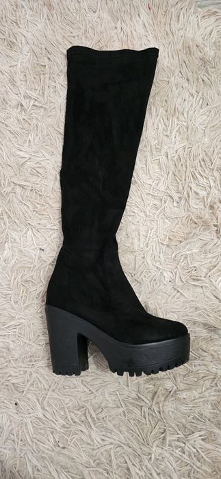 Велурени ботуши над коляното