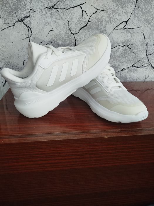 Дамски  бели маратонки Adidas