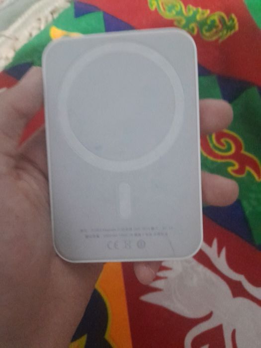 Прикладывается к задней части iPhone (начиная с 12 серии)
Держится за