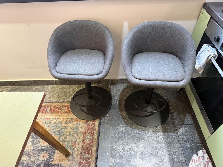 patru scaune de bar în stare bună