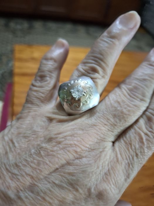 Продам серебряное колечко 18 размера