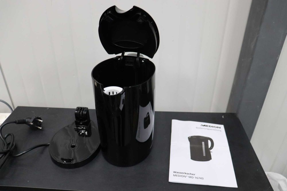 Електрическа кана Medion MD16743, 2200W 1.7L черна