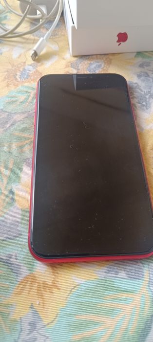 iPhone 11 64GB red