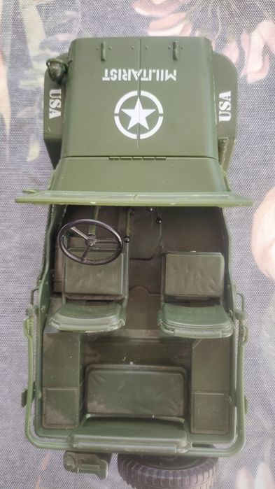 Vând machetă Jeep Willis md.1943 mărimea 1:18