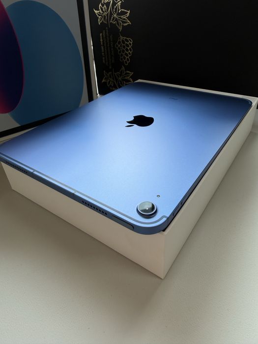 iPad 10th Generation Wi - Fi + Cellular