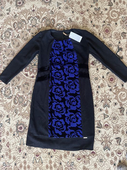 Платье теплое новое очень красивое с цветочками