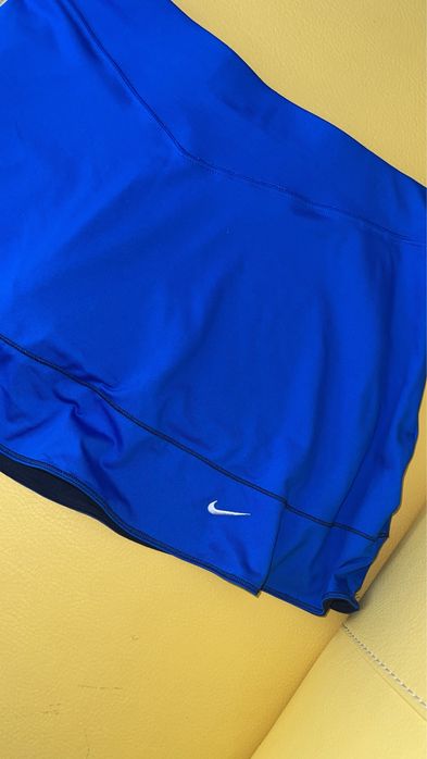 Нова спортна пола на Nike с бродирано лого