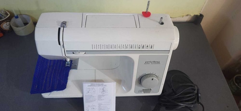 Masina de cusut electrica cu piese metalice Privileg